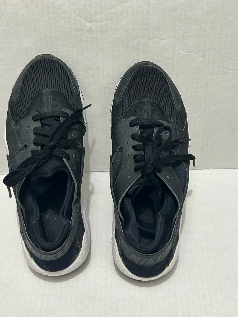 Nike Huarache Sneakers Shoes 6.5 Youth Boys Black White Athletic